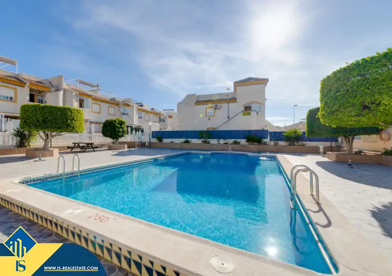 Piscina de Casa o xalet en venda en Torrevieja amb Terrassa, Moblat i Piscina comunitària