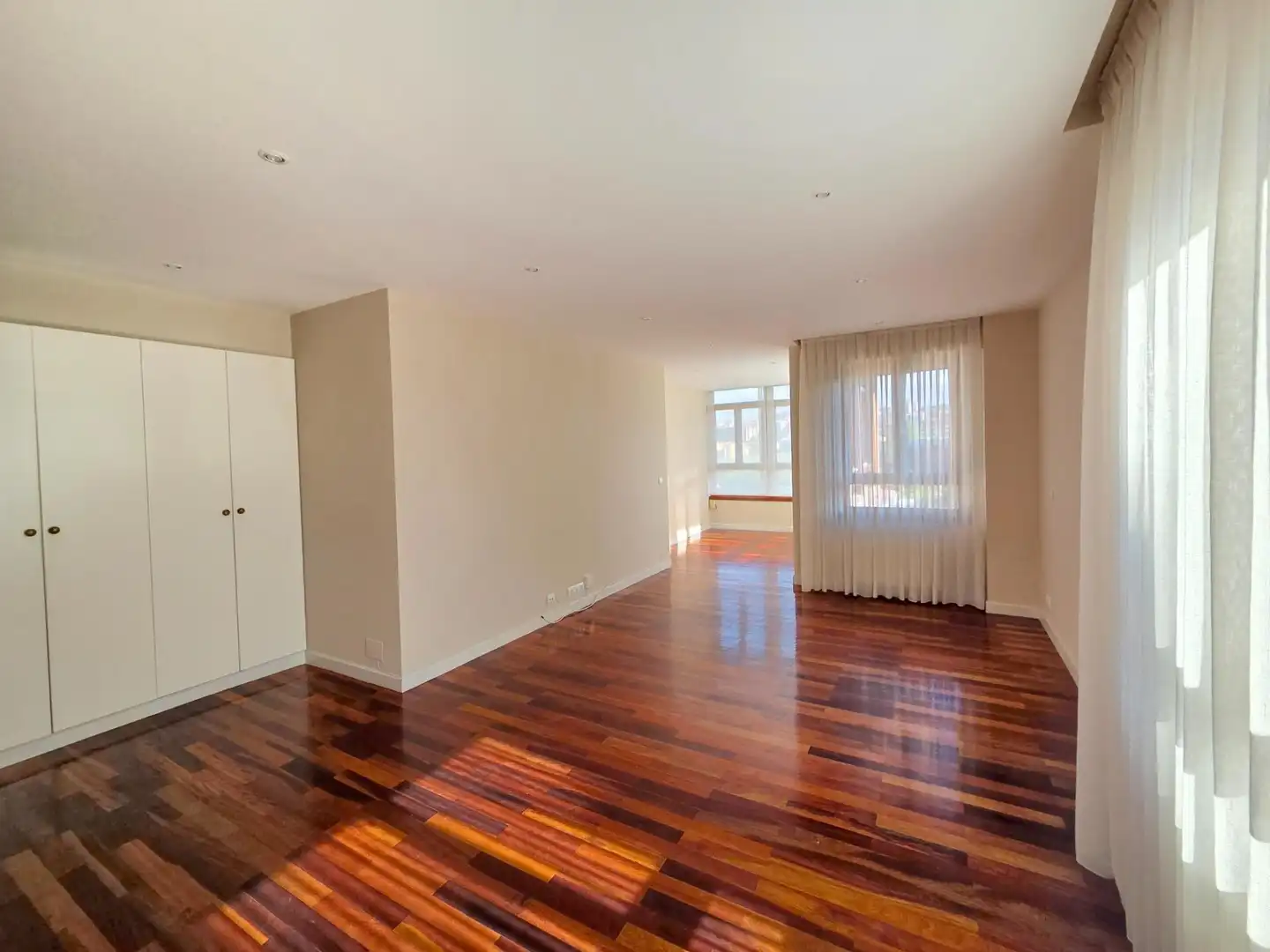 Wohnzimmer von Dachboden zur Miete in Santander mit Heizung, Privatgarten und Parkett