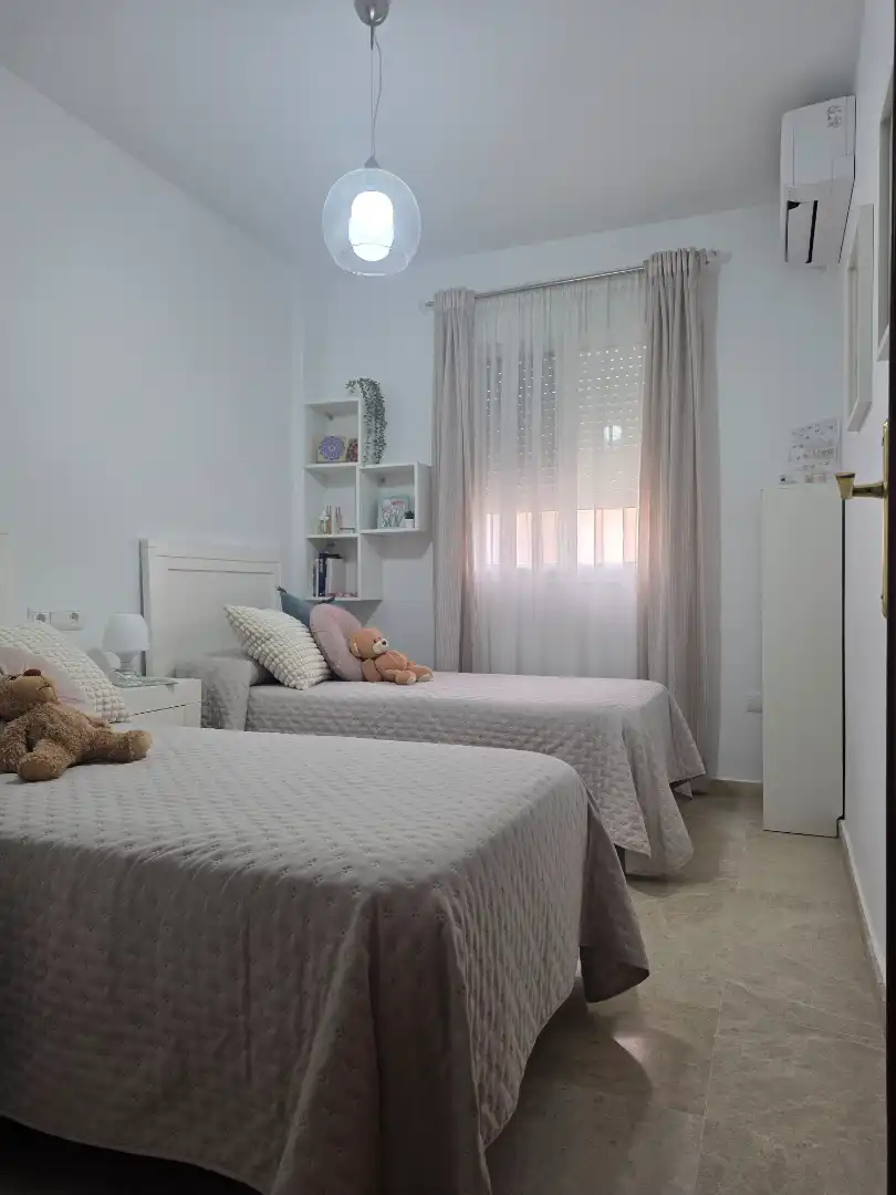 Habitación de Casa adosada en venta en Utrera con Aire acondicionado, Jardín privado y Terraza