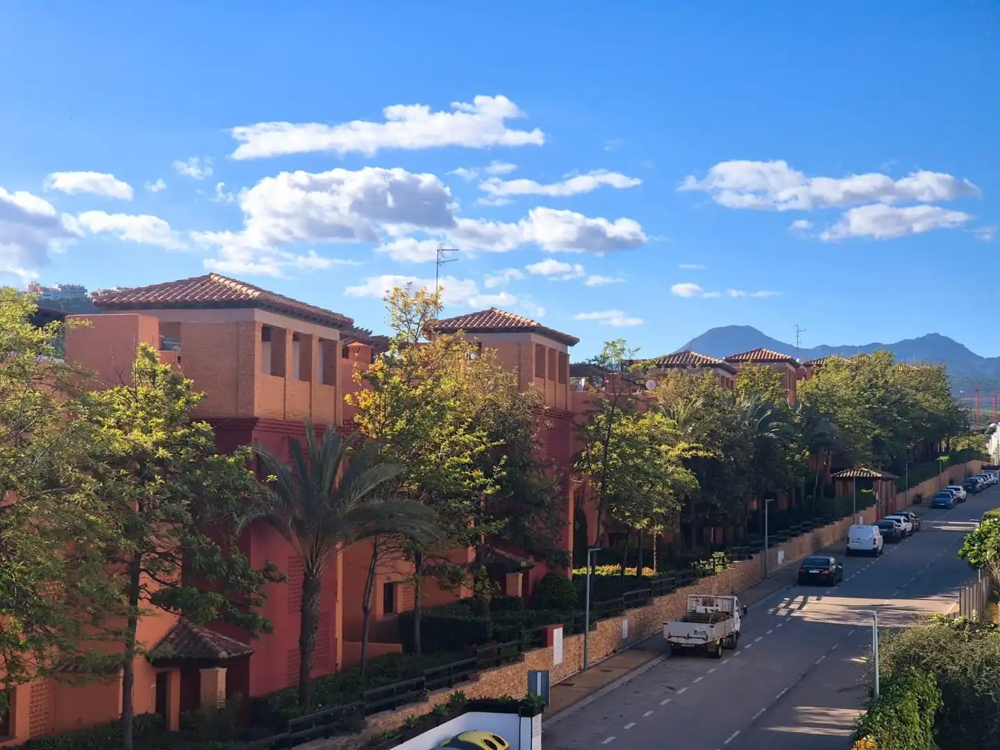 Vista exterior de Àtic en venda en Casares amb Jardí privat i Piscina comunitària
