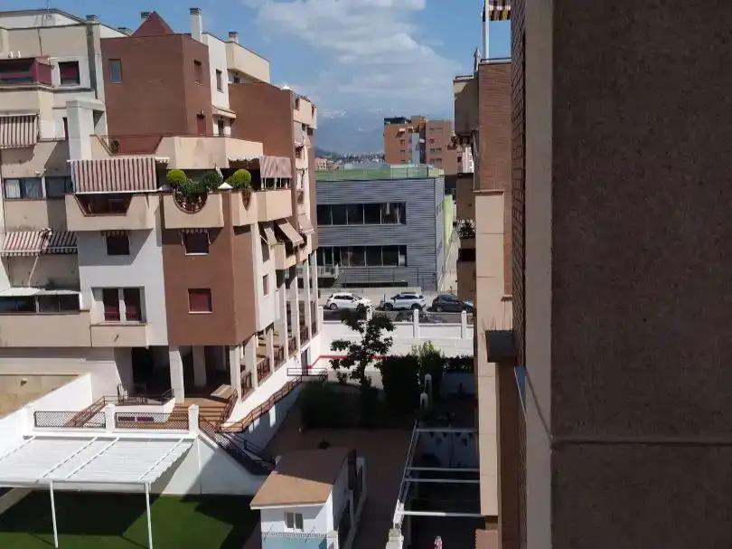 Vista exterior de Pis en venda en Granada amb Aire condicionat, Jardí privat i Traster