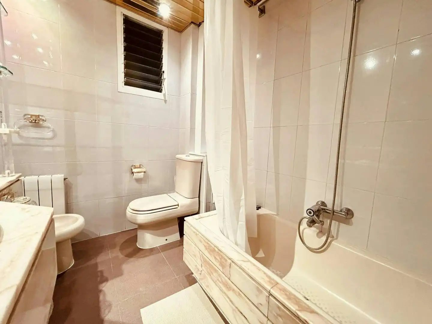 Bathroom of Flat for share in Barcelona  with Heating, Furnished and Washing machine