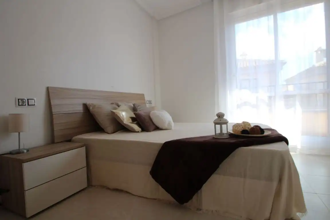 Habitación de Casa adosada en venta en Torrevieja con Calefacción, Jardín privado y Terraza
