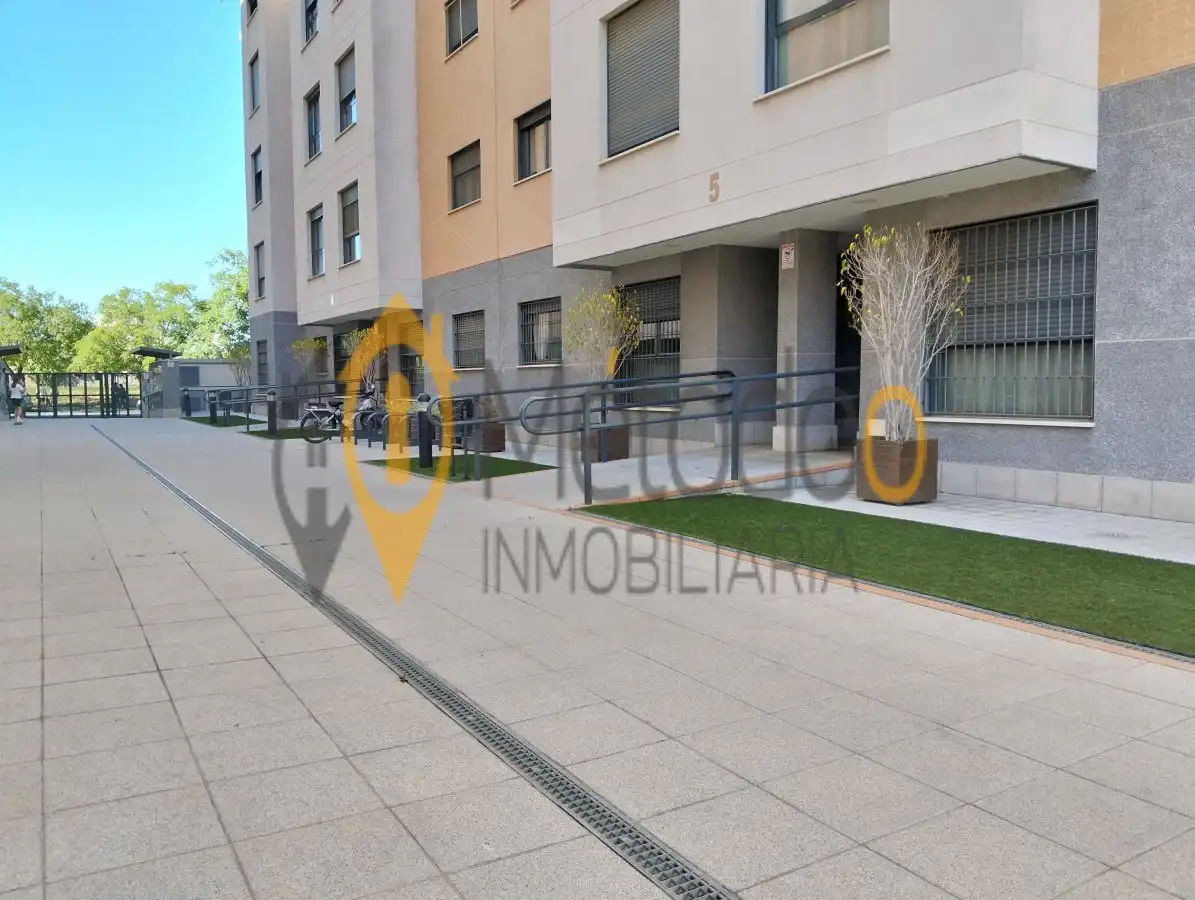 Vista exterior de Piso en venta en Sevilla con Aire acondicionado, Calefacción y Jardín privado