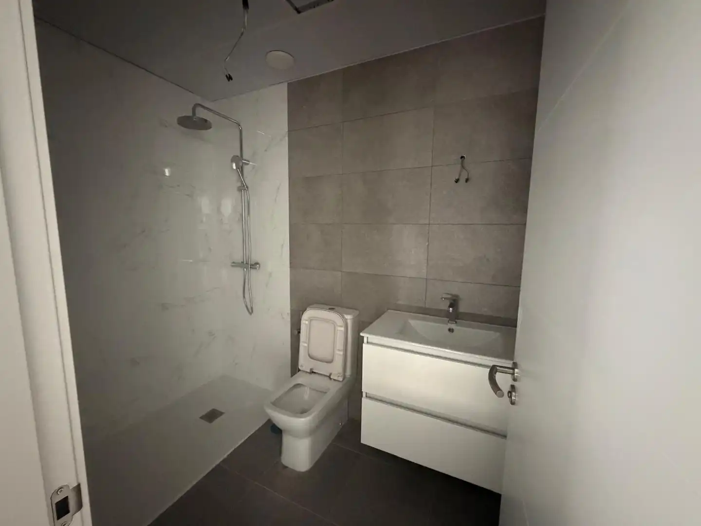 Badezimmer von Wohnung zur Miete in Granada mit Klimaanlage, Heizung und Terrasse