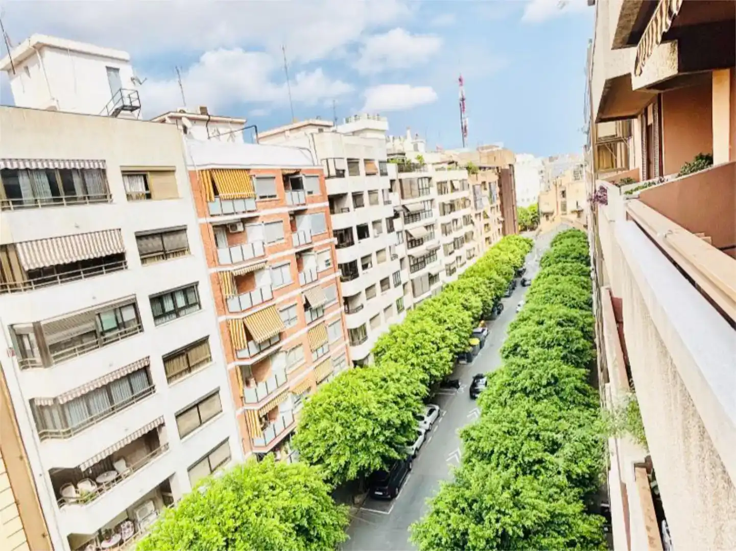 Außenansicht von Wohnung zur Miete in  Valencia Capital mit Klimaanlage und Balkon