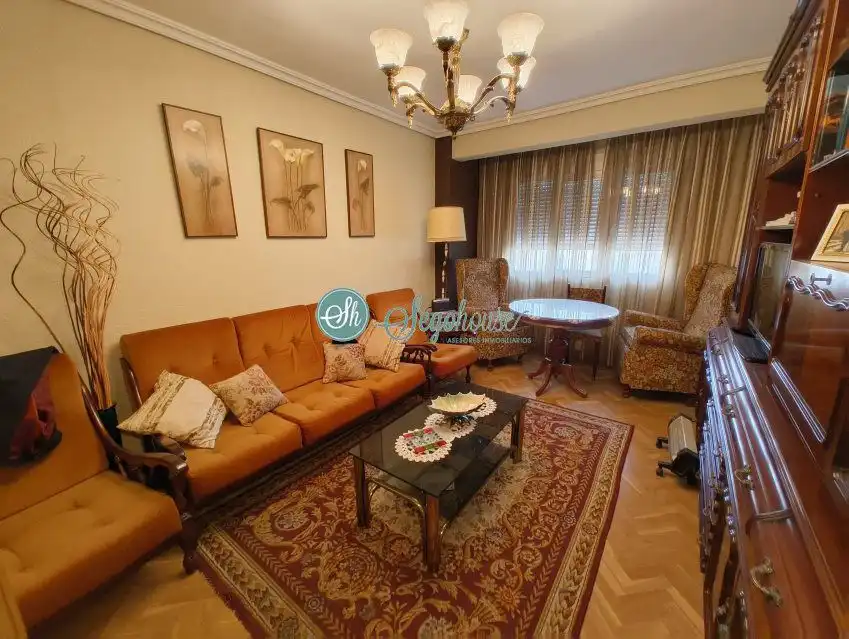 Sala d'estar de Pis en venda en Segovia amb Calefacció, Parquet i Moblat