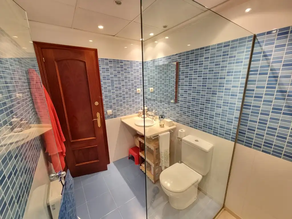 Badezimmer von Wohnungen zum Verkauf in Cambrils mit Klimaanlage, Privatgarten und Terrasse