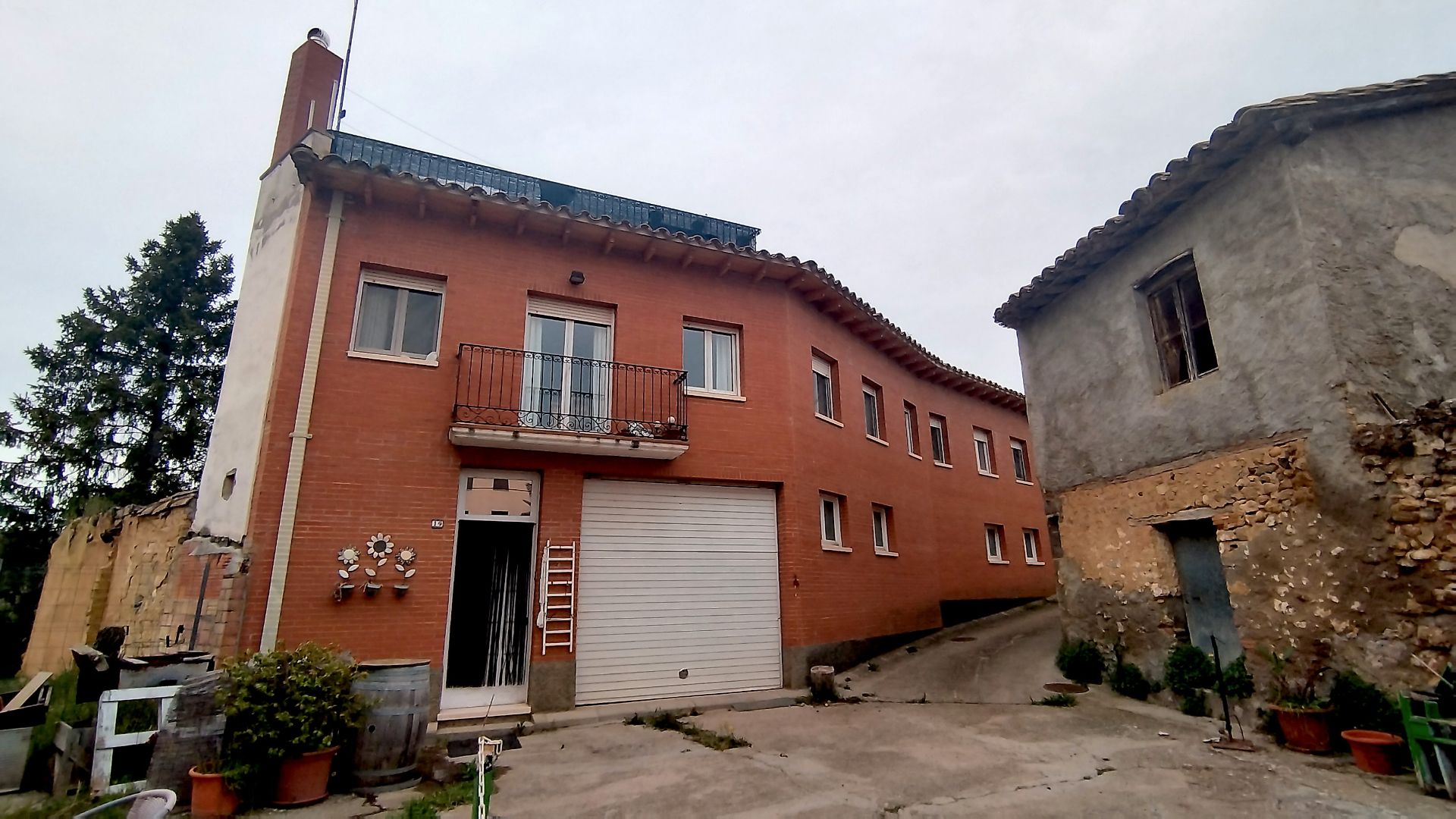 Vista exterior de Casa o xalet en venda en Secastilla amb Terrassa, Moblat i Balcó