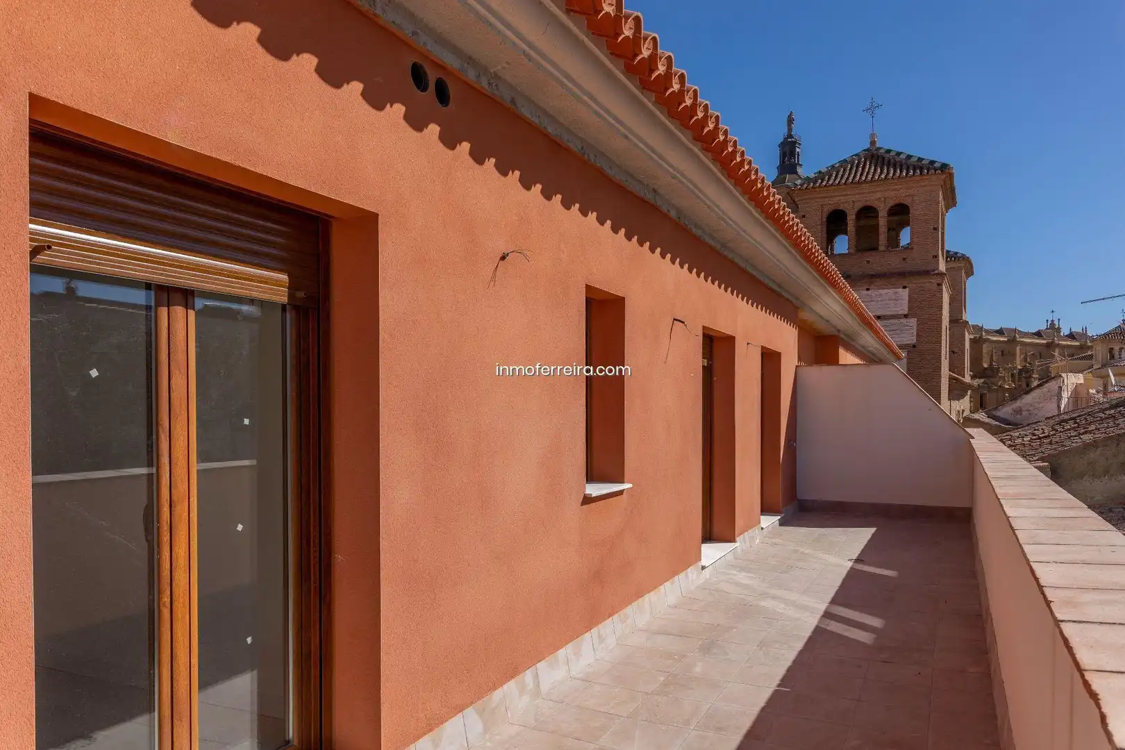 Vista exterior de Àtic en venda en Guadix amb Aire condicionat