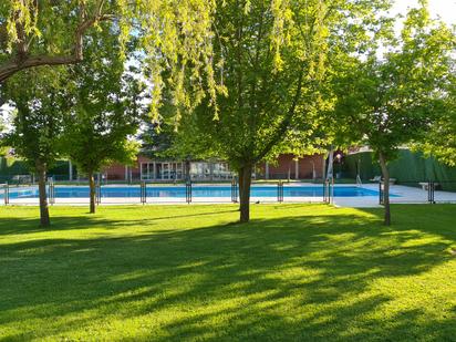 Piscina de Casa adosada en venda en Torrejón de Ardoz amb Aire condicionat i Terrassa