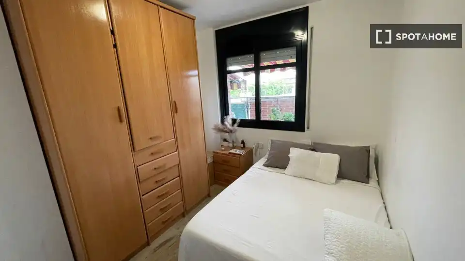 Dormitori de Pis per a compartir en Badalona amb Aire condicionat, Terrassa i Moblat