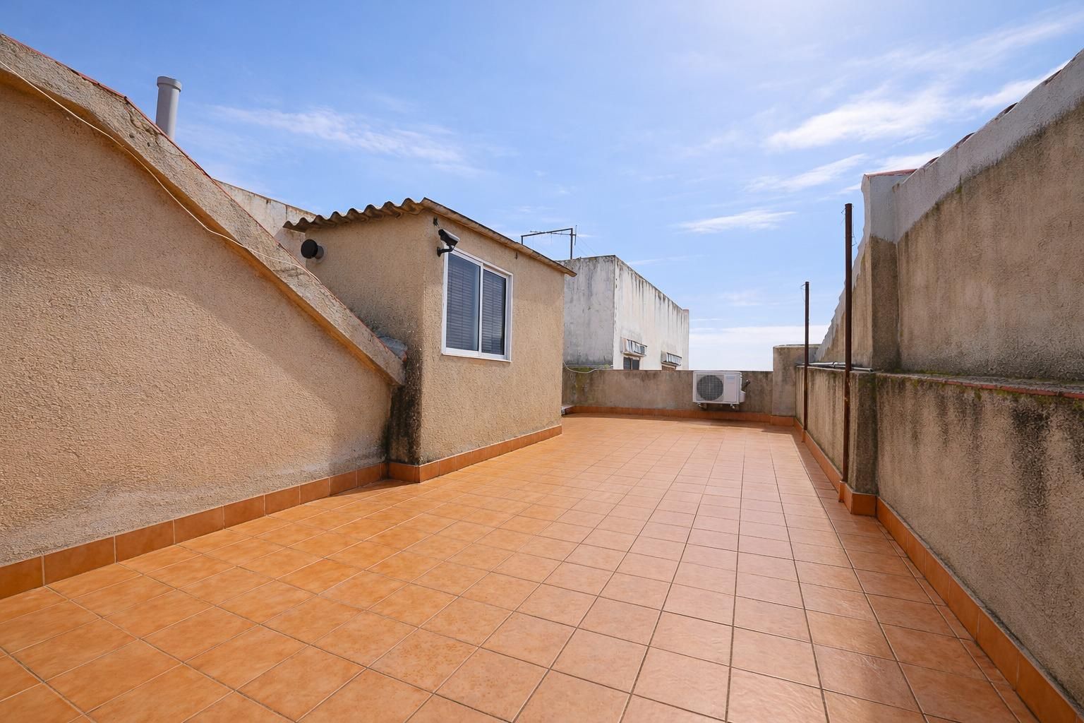 Vista exterior de Casa adosada en venda en Les Borges del Camp amb Terrassa i Traster
