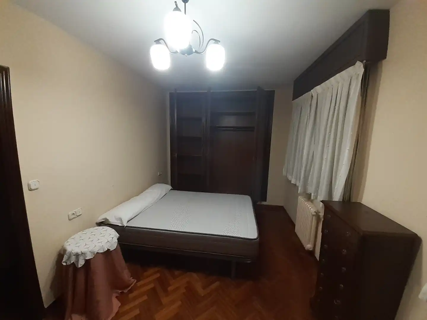Schlafzimmer von Wohnungen zur Miete in Ourense Capital  mit Heizung, Parkett und Möbliert