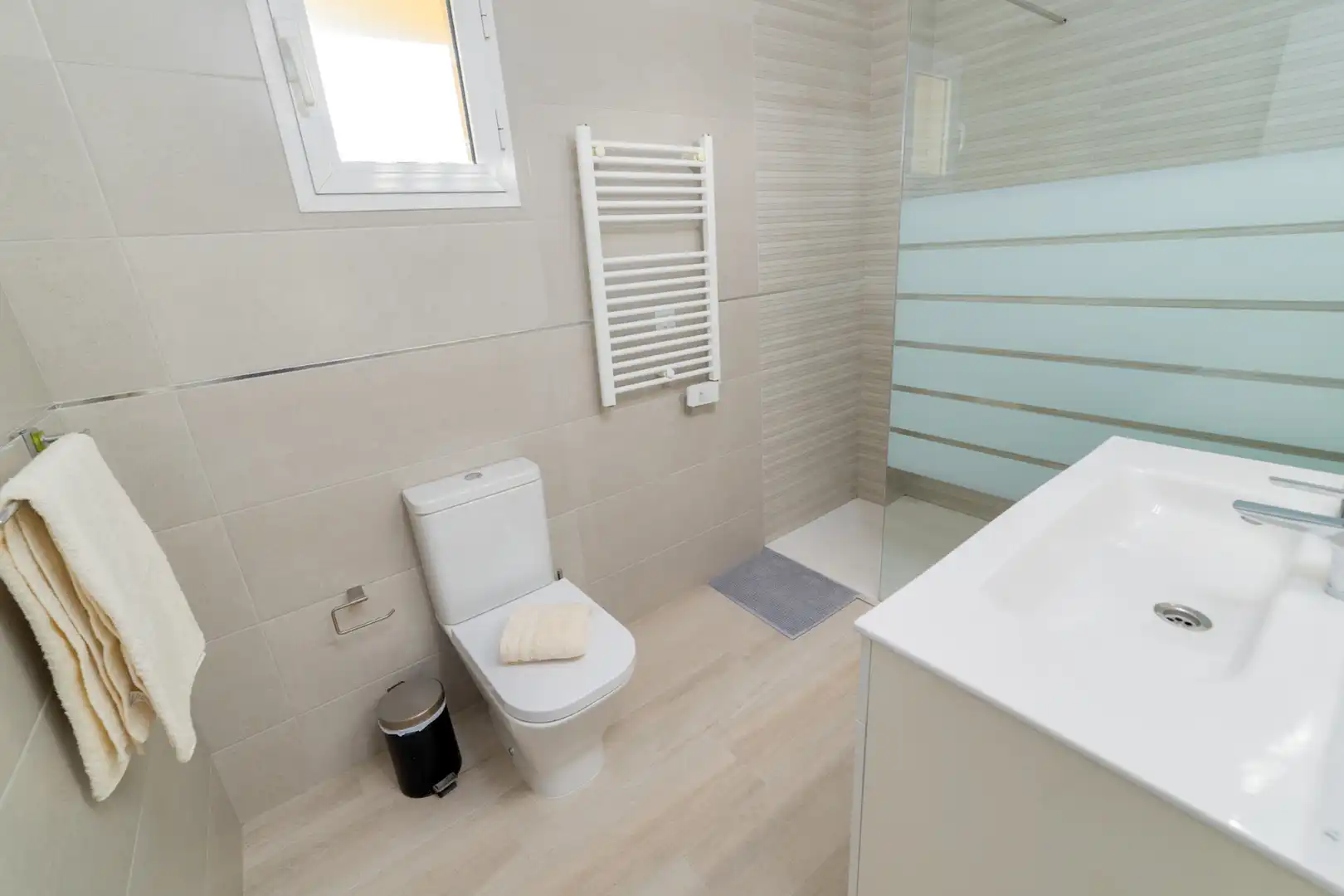 Bany de Pis en venda en Fuengirola amb Aire condicionat, Calefacció i Jardí privat