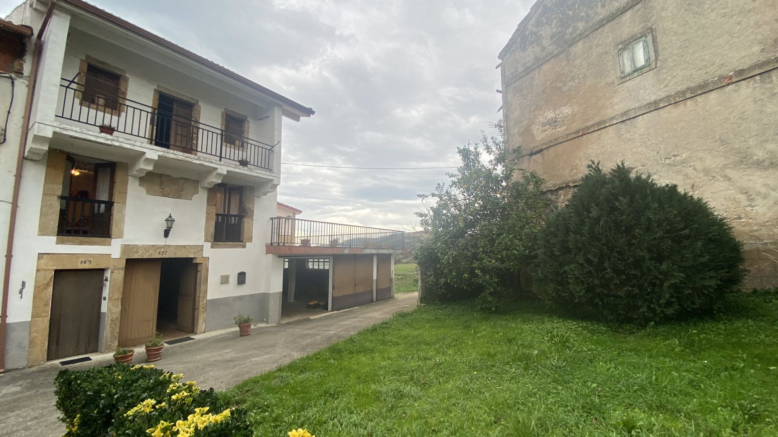 Vista exterior de Casa adosada en venda en Voto amb Calefacció, Jardí privat i Terrassa