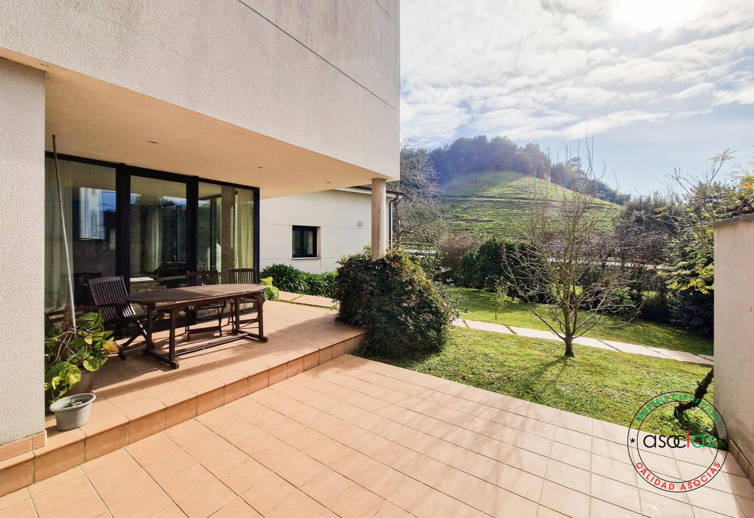 Terrassa de Casa o xalet en venda en Gijón  amb Calefacció, Jardí privat i Traster