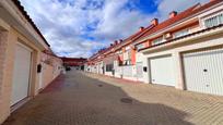 Vista exterior de Casa adosada en venda en Valdemoro amb Calefacció, Terrassa i Alarma