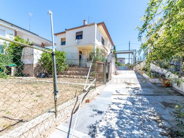 Chalet con balcón en venta en Carrer Illes Filipines