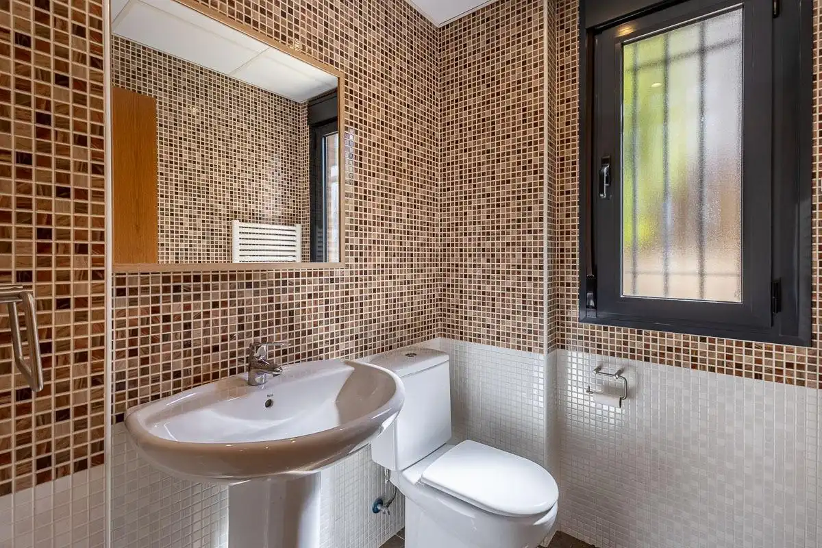 Bany de Casa o xalet en venda en Albolote amb Aire condicionat, Jardí privat i Terrassa