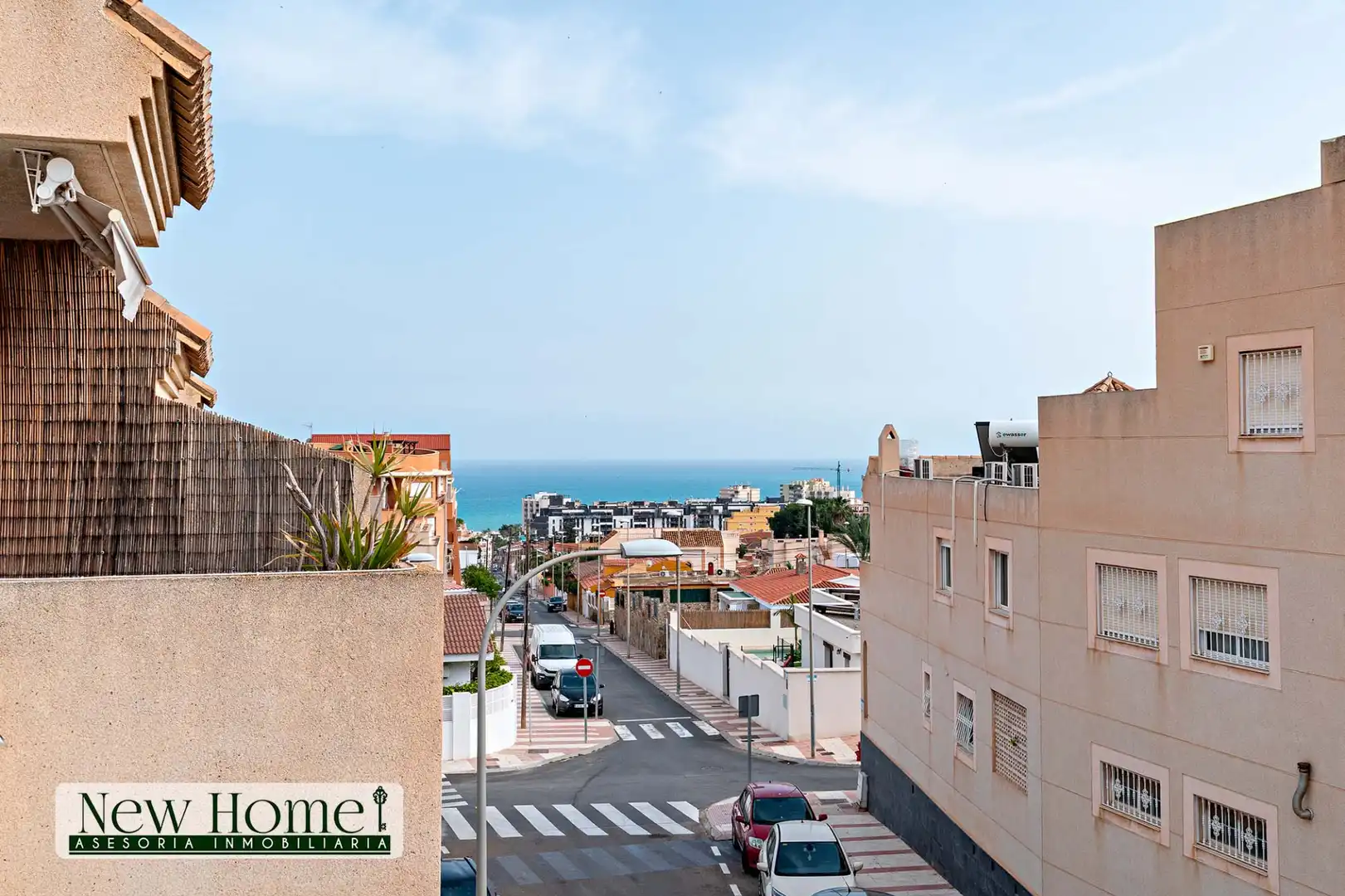 Vista exterior de Casa adosada en venta en Roquetas de Mar con Terraza, Amueblado y Piscina comunitaria