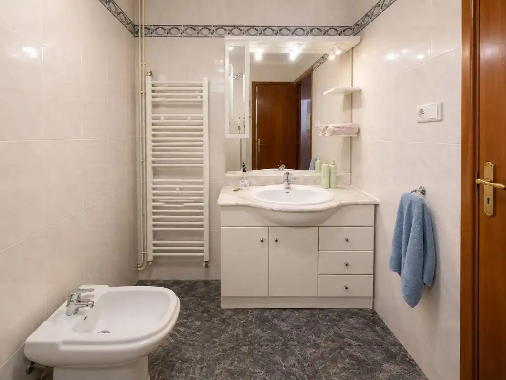 Bathroom of Flat for sale in Vilanova i la Geltrú