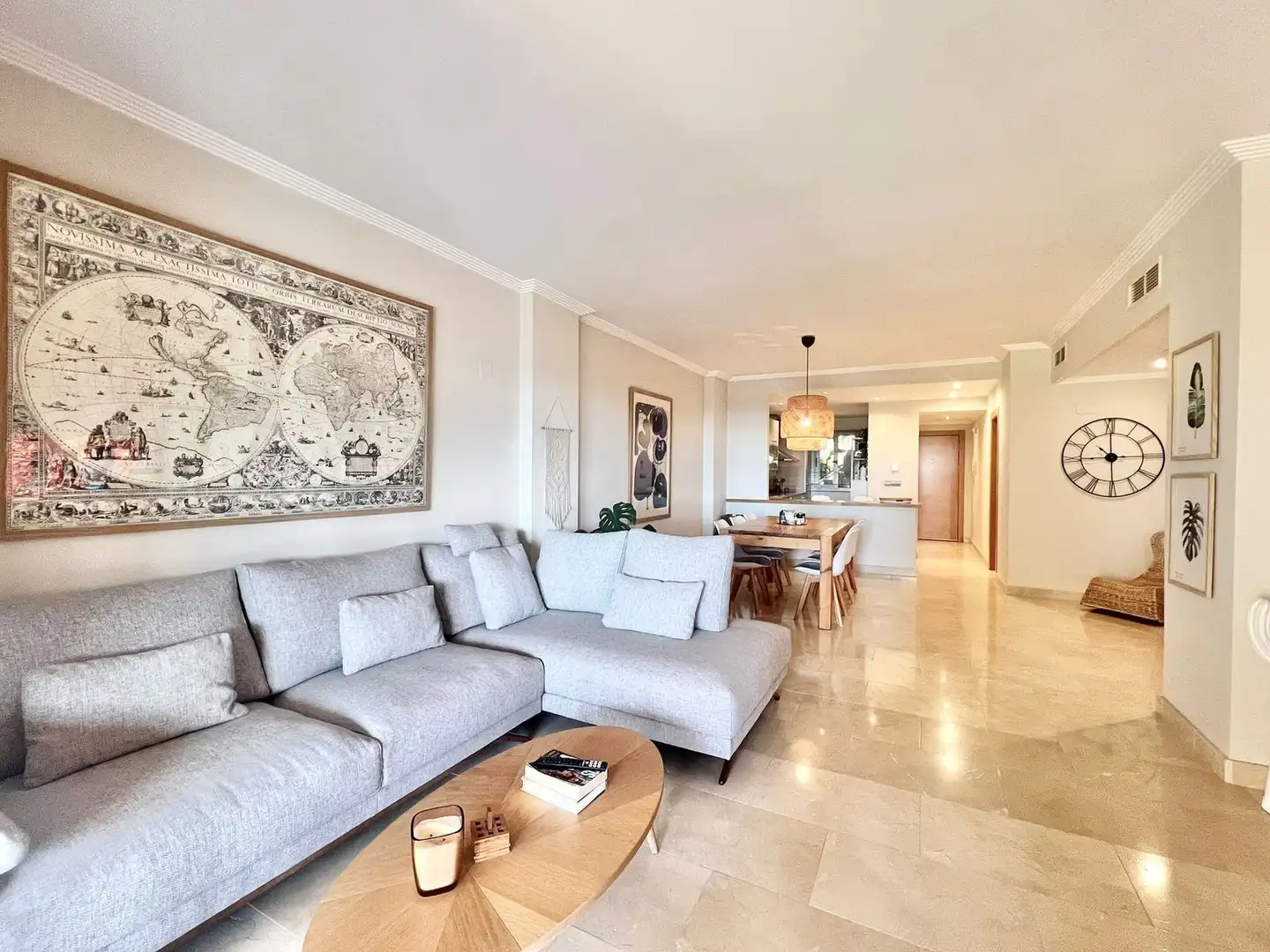 Sala d'estar de Apartament en venda en Estepona amb Moblat i Piscina comunitària