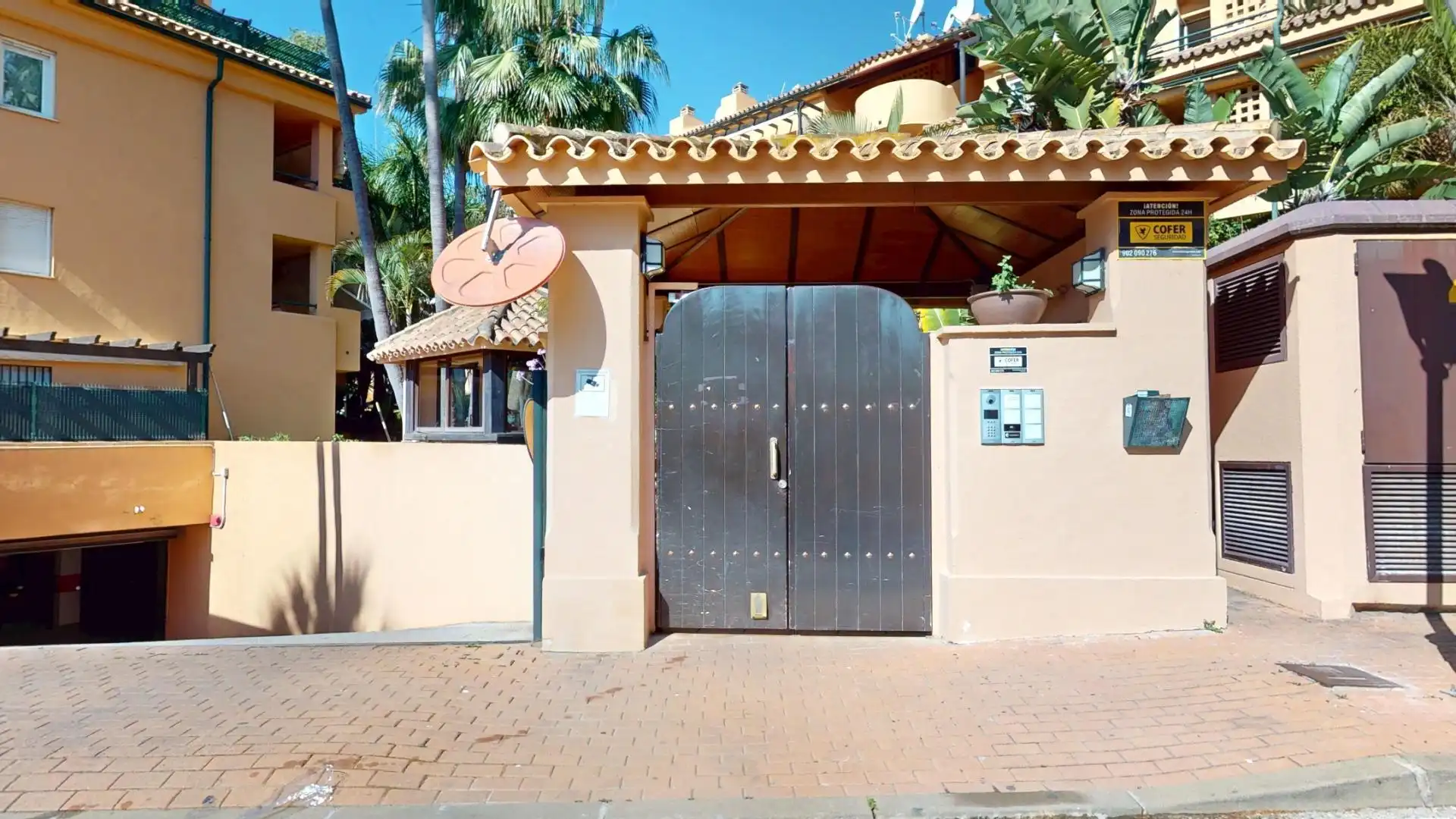 Vista exterior de Pis en venda en Marbella amb Jardí privat, Terrassa i Balcó