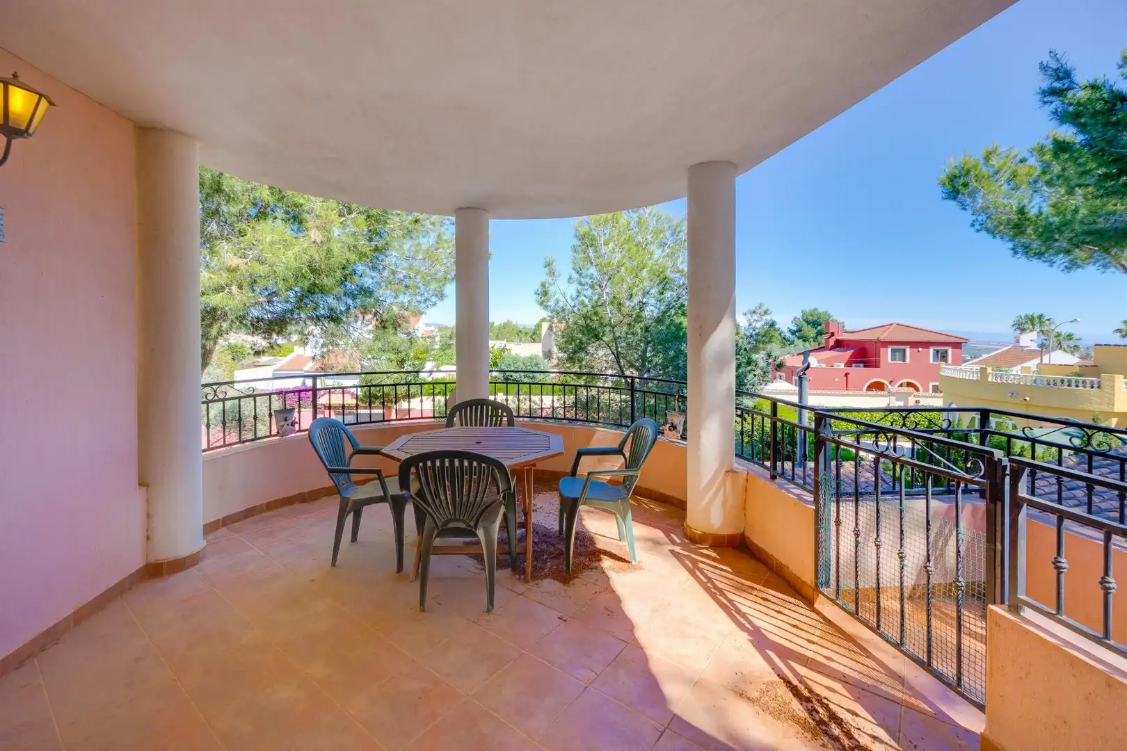 Villa mit Pool zum Verkauf in Calle ESTOCOLMO-CIUDAD COMUNICA