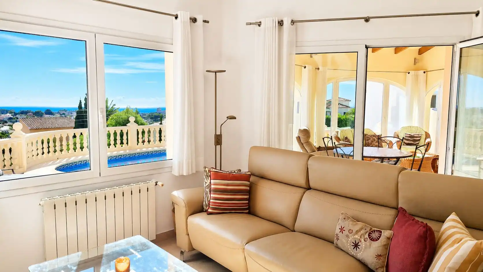 Sala d'estar de Casa o xalet en venda en Calpe / Calp amb Aire condicionat, Calefacció i Jardí privat