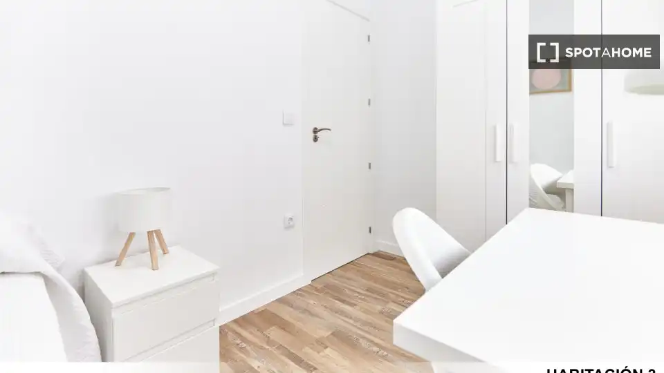Bedroom of Flat for share in Sevilla  with Air Conditioner, Heating and Furnished