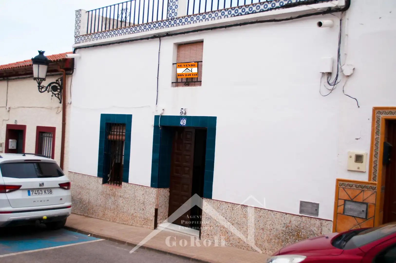 Vista exterior de Casa adosada en venda en Almadén de la Plata amb Traster i Moblat