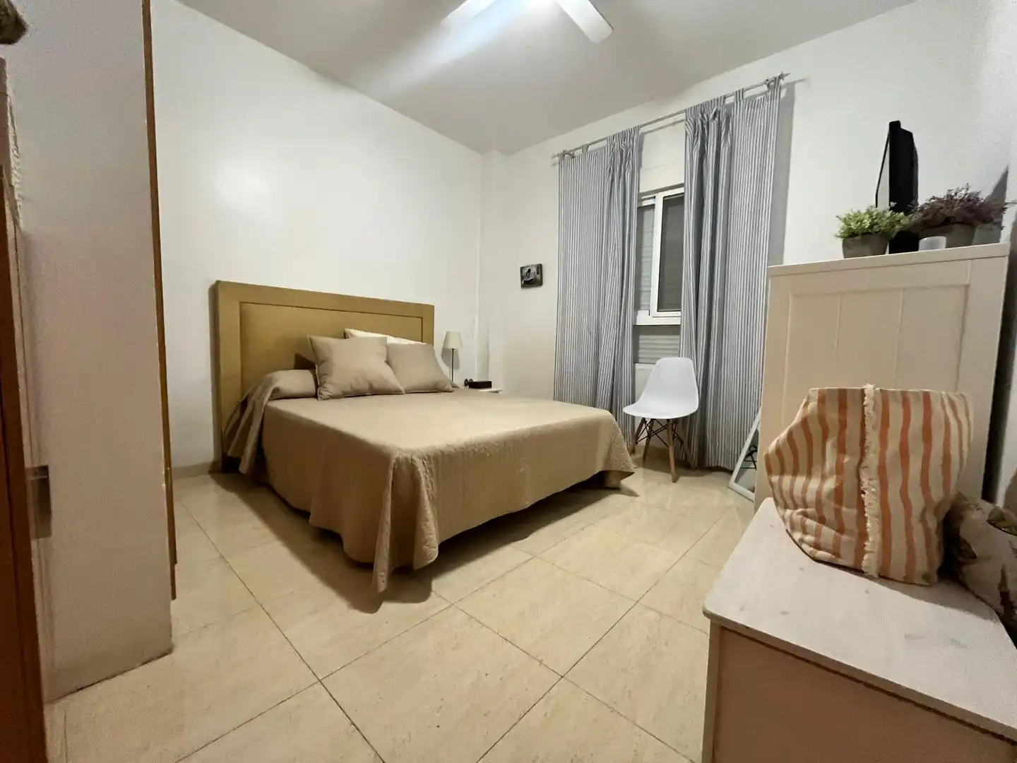 Schlafzimmer von Erdgeschoss zum Verkauf in Águilas mit Klimaanlage, Privatgarten und Möbliert