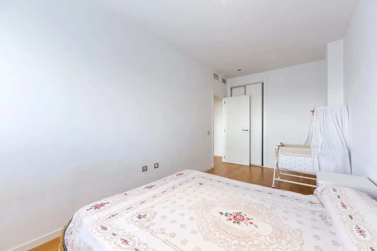 Habitación de Planta baja en venta en Almería con Aire acondicionado, Terraza y Trastero