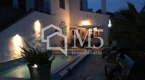 'LA CASA DE LOS NARANJAS' es una hermosa casa de campo andaluza en Sedella, lindando con Salares. El acceso es a través de una pis