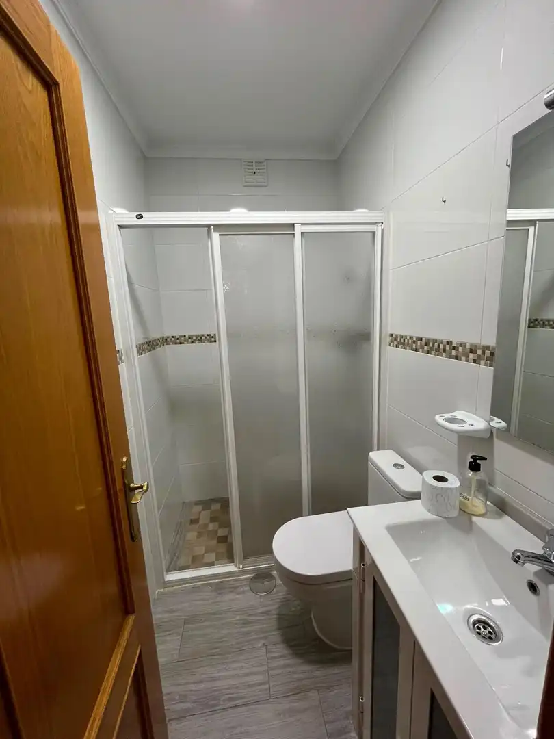 Bany de Casa adosada de lloguer en Málaga amb Aire condicionat, Terrassa i Moblat