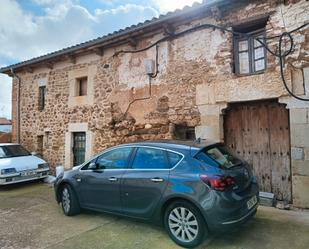 Vista exterior de Casa adosada en venda en Herrera de Pisuerga amb Jardí privat, Traster i Balcó