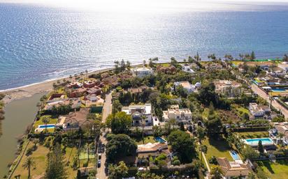 Vista exterior de Casa o xalet en venda en Estepona amb Aire condicionat, Jardí privat i Terrassa