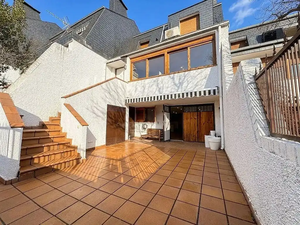Vista exterior de Casa adosada en venta en El Escorial con Calefacción, Jardín privado y Parquet