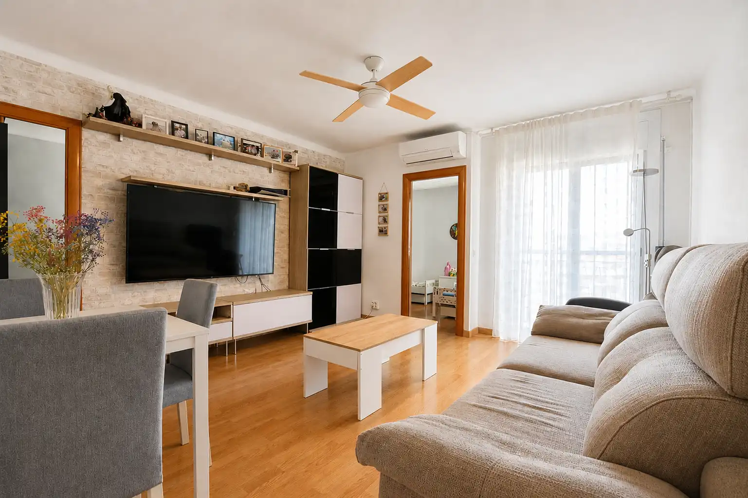Sala de estar de Piso en venta en Santa Coloma de Gramenet con Aire acondicionado y Terraza