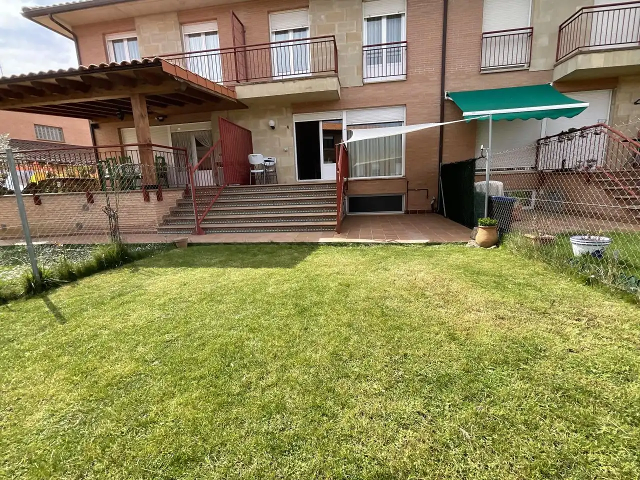 Terrassa de Casa adosada en venda en Alesanco amb Calefacció, Jardí privat i Parquet