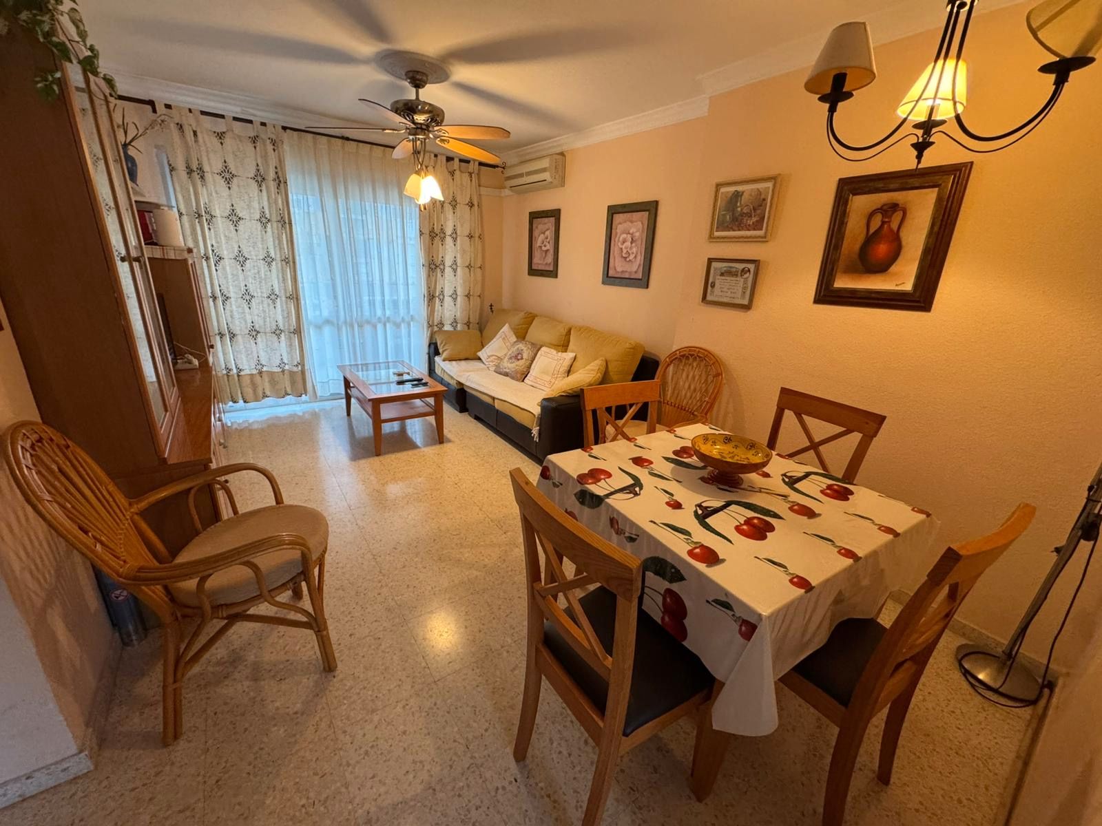 Menjador de Pis en venda en Vélez-Málaga amb Terrassa i Piscina comunitària