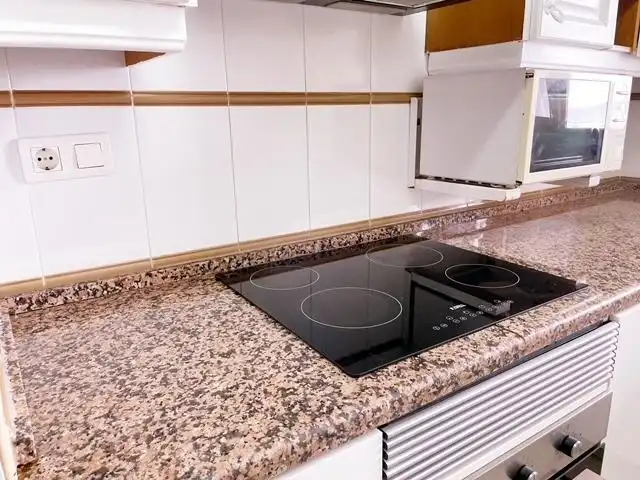 Cocina de Apartamento de alquiler en Benicasim / Benicàssim con Jardín privado, Terraza y Amueblado