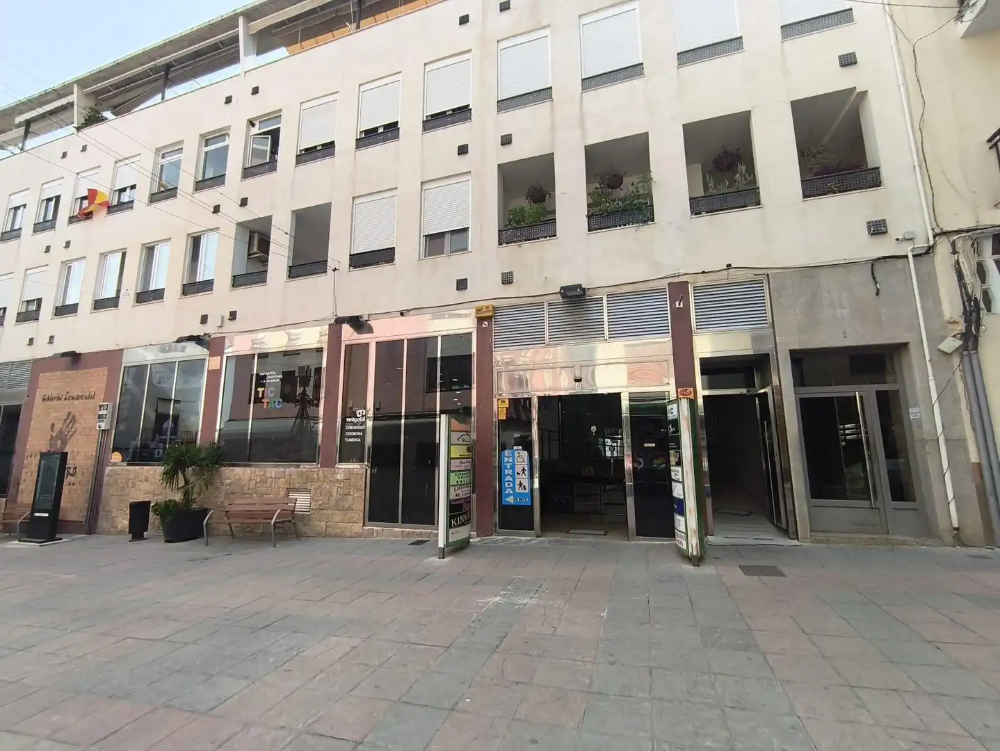 Vista exterior de Local en venta en Baza