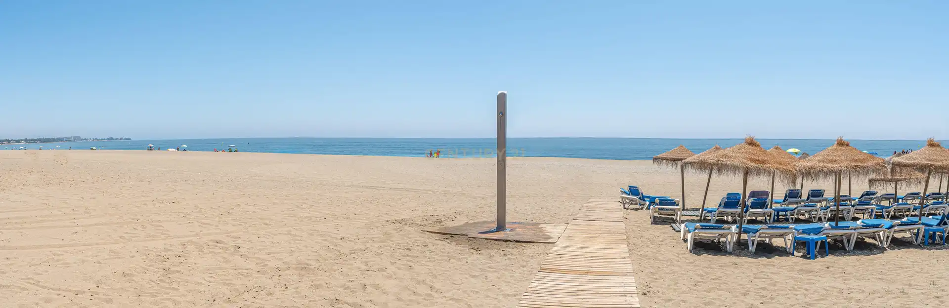Vista exterior de Casa adosada en venda en Estepona amb Jardí privat i Piscina comunitària