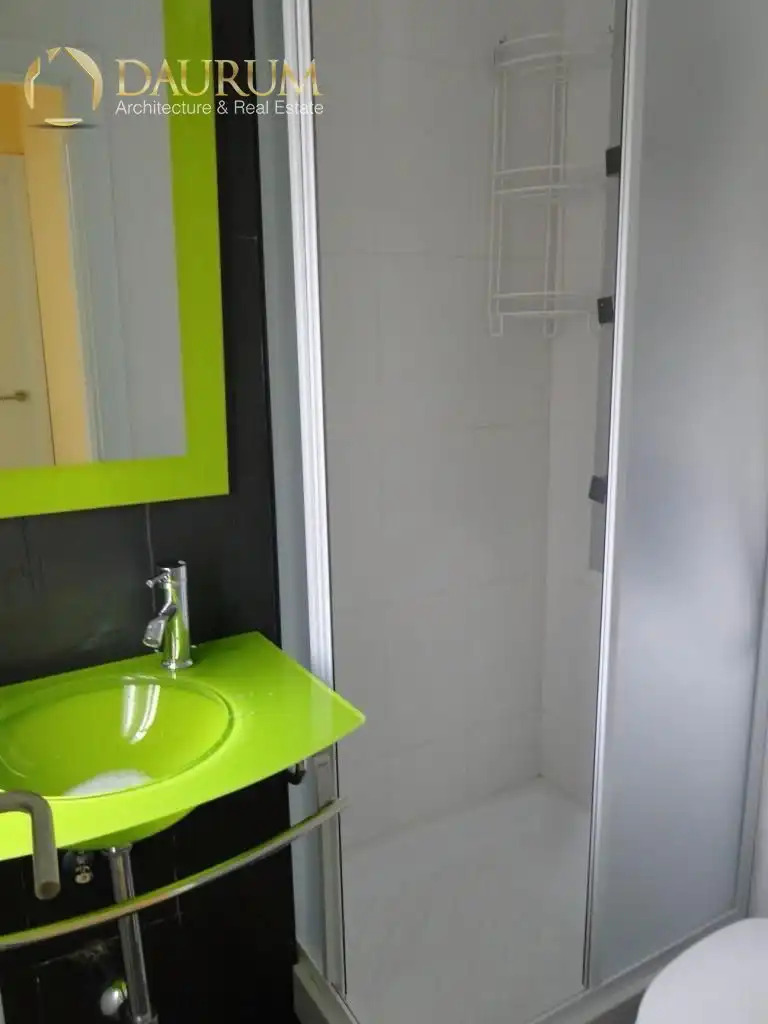 Bathroom of Flat for sale in Madrid  with Air Conditioner, Heating and Storage room