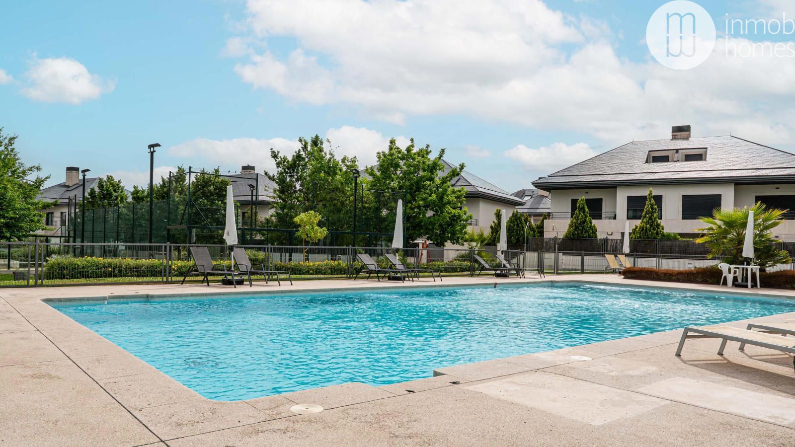 Swimming pool of Single-family semi-detached for sale in Boadilla del Monte  with Air Conditioner, Heating and Parquet flooring