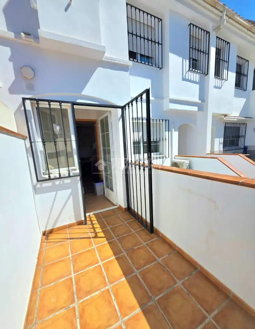 Außenansicht von Haus oder Chalet zum Verkauf in Almería mit Klimaanlage, Privatgarten und Terrasse