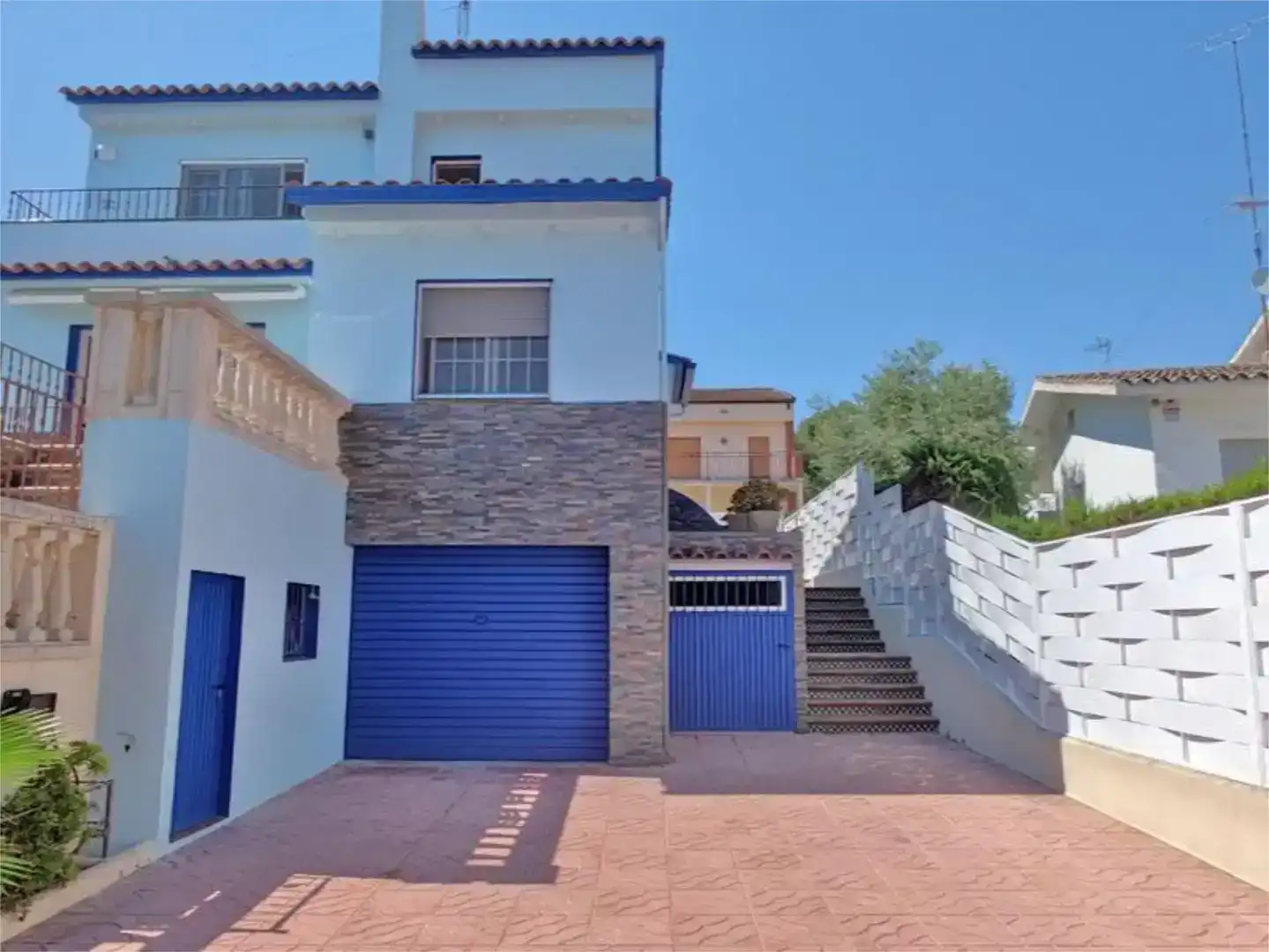 Vista exterior de Casa o xalet en venda en Sitges amb Aire condicionat, Piscina i Balcó