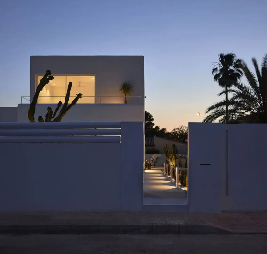 Vista exterior de Casa o xalet en venda en Estepona amb Aire condicionat, Jardí privat i Terrassa